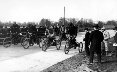 Teilnehmer eines motorisierten Dreiradrennens in Sankt Petersburg, ca. 1899